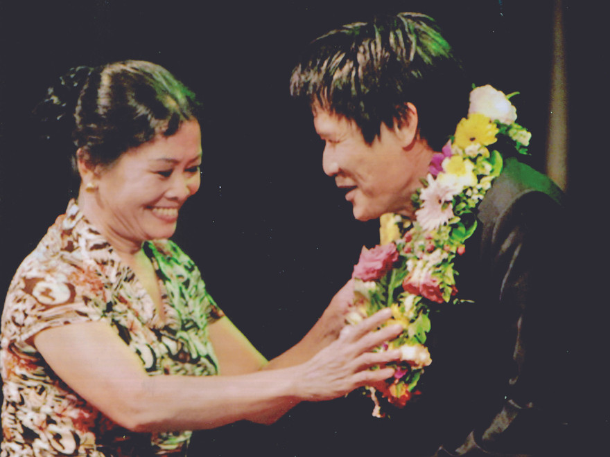 Hội quý bà mê “sao” nhạc sến