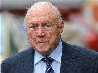 Cựu phát thanh viên Stuart Hall của đài BBC