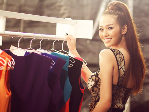 Bị hủy show, Khánh My vẫn tươi tắn tạo dáng