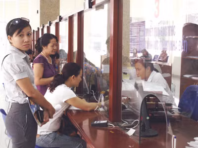 Việc cán bộ công chức không thực hiện công việc theo đúng thẩm quyền và nghĩa vụ gây ảnh hưởng đến quyền lợi hành chính của người dân, cũng có thể bị khởi kiện. Ảnh chụp tại bộ phận “một cửa” của UBND huyện Từ Liêm (Hà Nội) ngày 29-6. Ảnh: Ngọc Minh