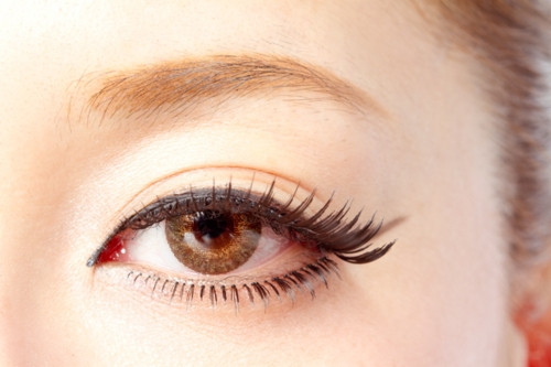 Học cách gắn mi giả 'siêu' tự nhiên