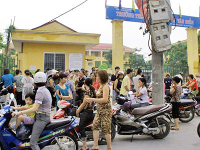 Phụ huynh vây trường vì 'sợ con không được vào lớp một'