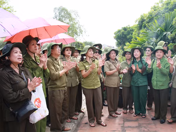 Đoàn TNXP hát trước Đài tưởng niệm TNXP Ga Gôi Ảnh: Trường Phong