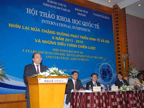 Cần giảm thuế phí, chi tiêu công