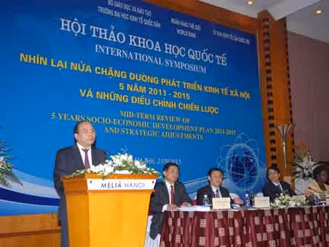 Cần giảm thuế phí, chi tiêu công