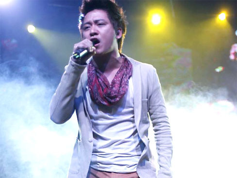 Tuấn Hưng hát cùng các Miss Beat