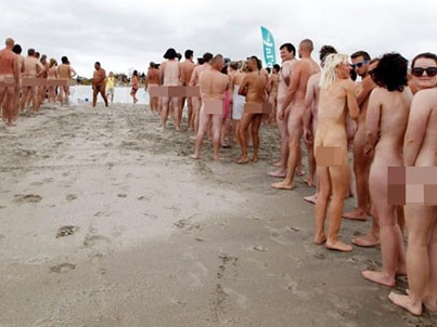 600 người khỏa thân lao xuống biển