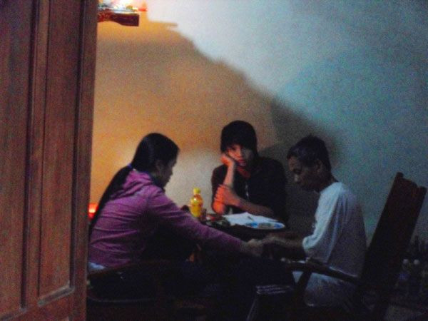 Nữ sinh lớp 11 hóa ...'thánh cô' chữa bách bệnh?