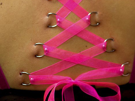 Áo nịt xuyên thịt