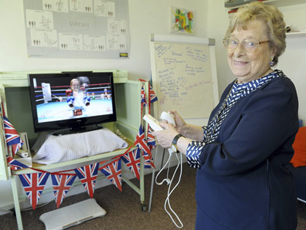 Cụ bà vô địch đấm bốc ảo