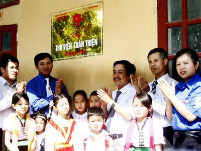 Tặng thư viện cho thầy trò trường Pa Tần