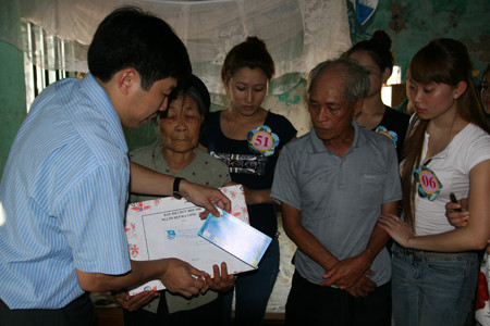 Thăm, tặng quà hai gia đình liệt sĩ ở Tuần Châu