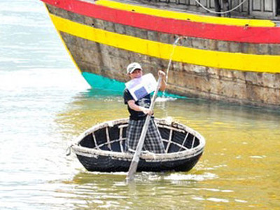 Ngư dân đu dây làm... thủ tục xuất bến