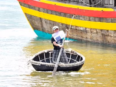 Ngư dân đu dây làm... thủ tục xuất bến