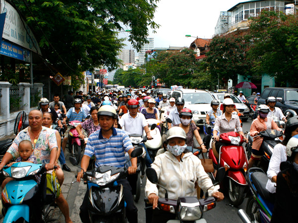 Chất lượng sống của người dân tại các TP lớn sẽ bị ảnh hưởng nghiêm trọng một khi hạ tầng đang quá tải Ảnh: Hồng Vĩnh