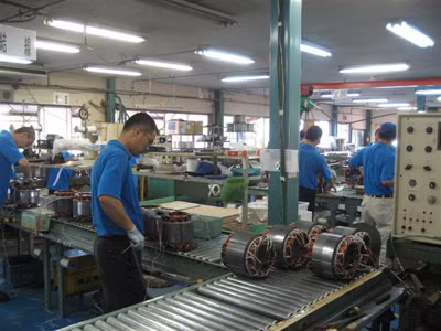 Lao động sang Angola: Rủi ro nhưng vẫn liều