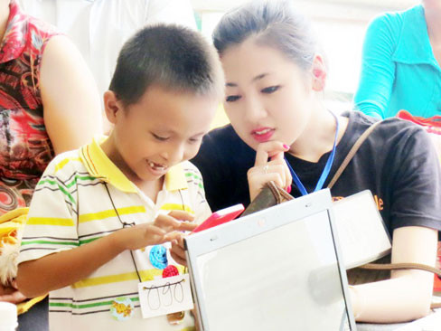 Á hậu Tú Anh tích cực tham gia chiến dịch vì cộng đồng