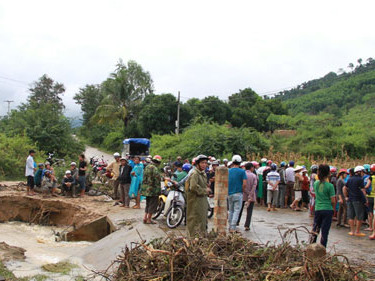 Hai cô giáo bị lũ cuốn: Hãy yêu quý hơn những người gieo chữ