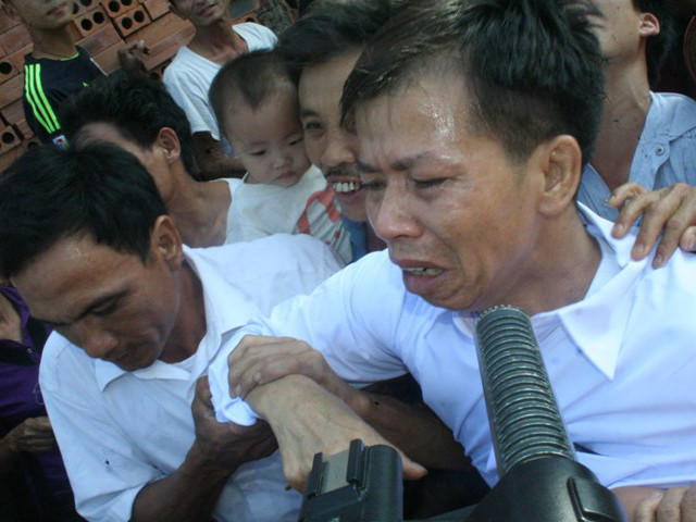 Người đàn ông ngồi tù 10 năm bật khóc khi đặt chân lên cửa nhà