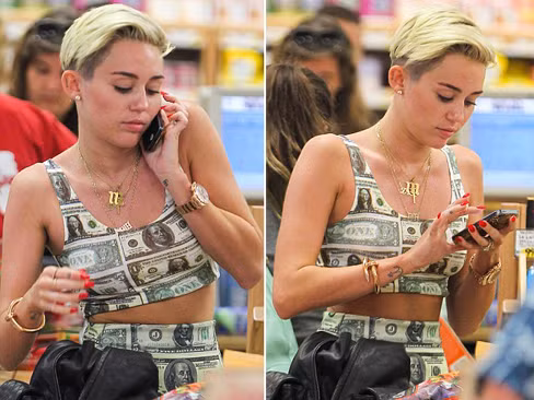 Miley Cyrus dán Đô la khắp người vào siêu thị