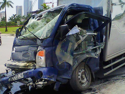 Xe tải húc sườn xe buýt, tài xế nguy kịch