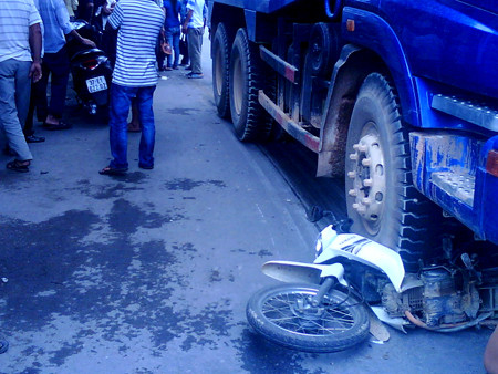 Dừng đèn đỏ, một thiếu nữ bị xe cán chết