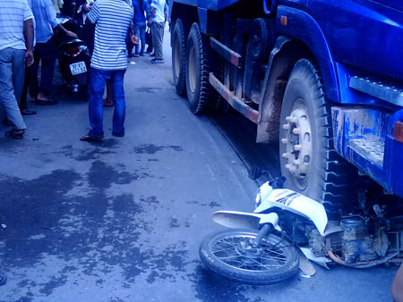 Dừng đèn đỏ, một thiếu nữ bị xe cán chết