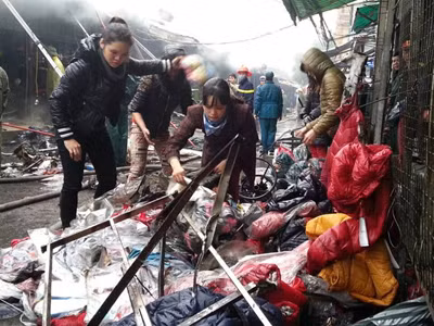 Cháy chợ Nhà Xanh, tiểu thương ngất xỉu