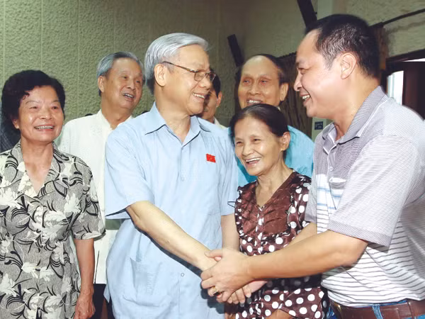 Đại biểu quốc hội, Tổng Bí thư Nguyễn Phú Trọng gặp gỡ, tiếp xúc với với cử tri quận Hoàn Kiếm, Hà Nội Ảnh: Doãn Tấn