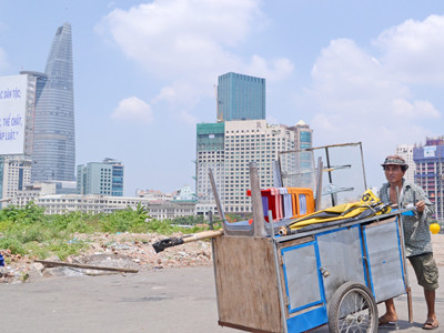 Thủ Thiêm cỏ mọc um tùm...