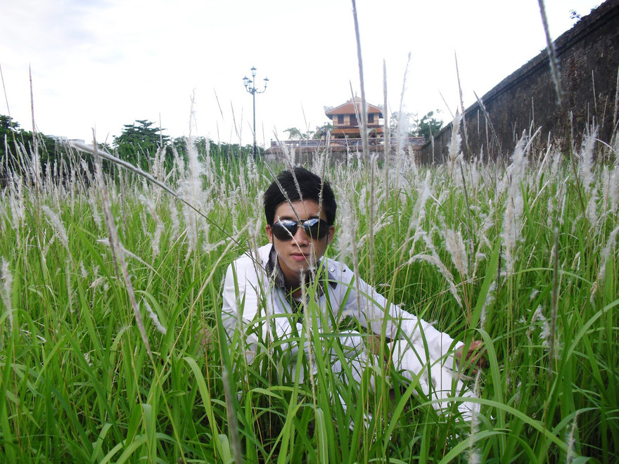 Teen Huế tạo dáng bên Thành Nội cổ kính