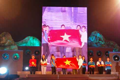 Cờ Tổ quốc tung bay trên đảo Lý Sơn