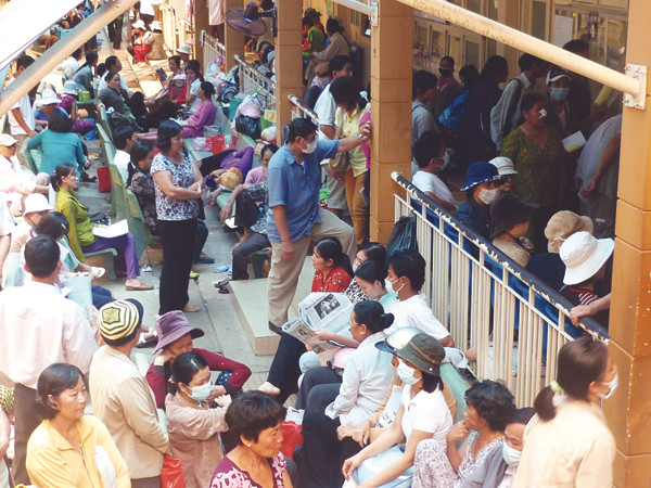 Liệu bệnh nhân có thể nói không với phong bì khi dịch vụ y tế đang quá tải. Ảnh: Hồng Vĩnh