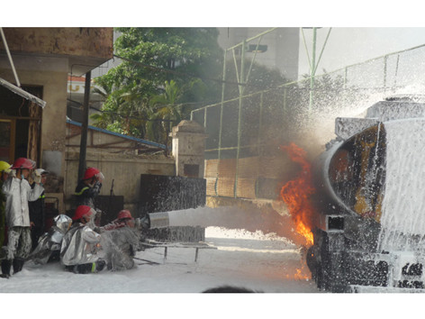 Bao giờ có quần áo cứu hỏa 'made in Việt Nam'?