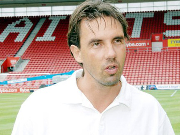 Cựu hậu vệ Lundekvam