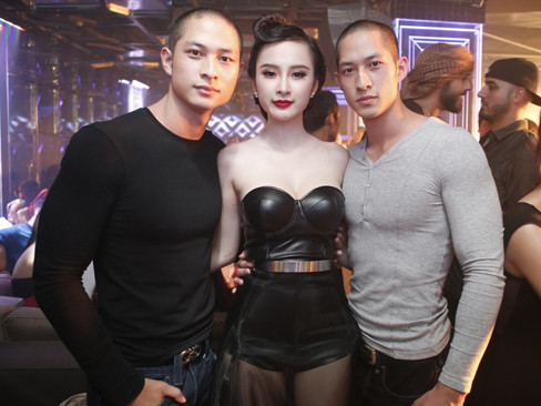 Dàn trai đẹp choáng ngợp trước độ sexy của Phương Trinh