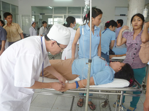 Công nhân cấp cứu ở bệnh viện. Ảnh: Đức Thịnh