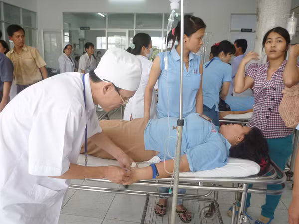 Công nhân cấp cứu ở bệnh viện. Ảnh: Đức Thịnh