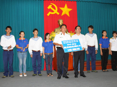 Doanh nhân, sinh viên bắt đầu hành trình biển đảo