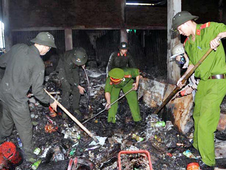 Tiểu thương tìm lại được 60 cây vàng từ đống tro tàn