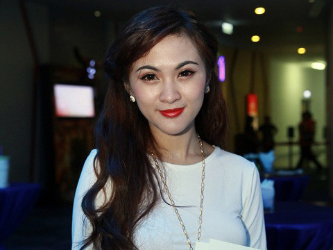 Sau 5 lần phẫu thuật hotgirl Kelly vẫn căng tràn sức sống