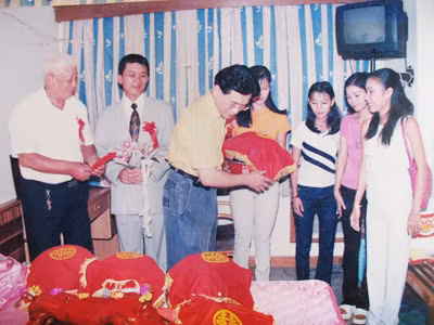 Một đám cưới giữa cô dâu Việt và chú rể nước ngoài tổ chức ở khách sạn do mai mối (người bưng mâm lễ cũng như các cô gái đứng bên phải đều là người của nhà mai) Ảnh: tư liệu