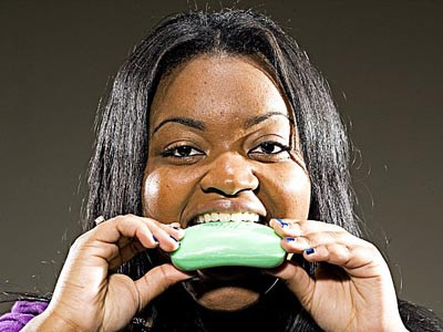 Thiếu nữ nghiện ăn bột giặt sau khi chia tay người yêu