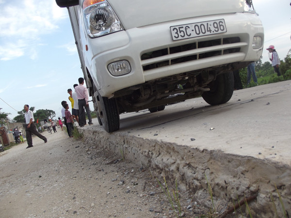 Tai nạn rình rập trên tuyến đường nham nhở