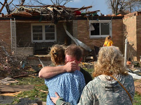 Sau bão tan, những thành viên trong gia đình vẫn chưa hết bàng hoàng vì mức độ khủng khiếp của nó