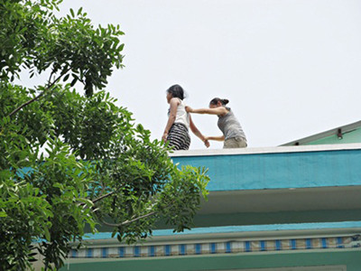 Phản đối học hè, nữ sinh cấp 2 leo tầng thượng