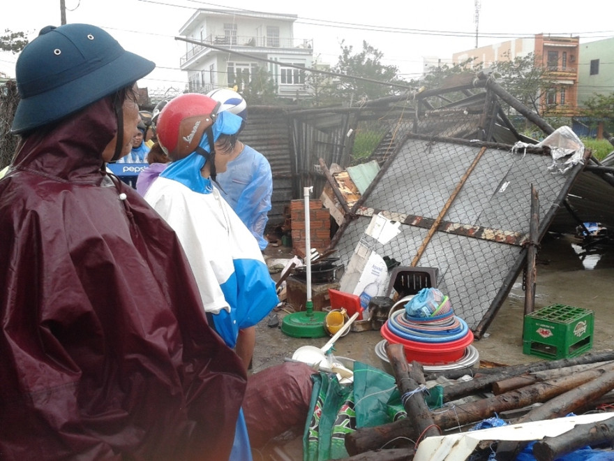 Đà Nẵng tả tơi vì bão