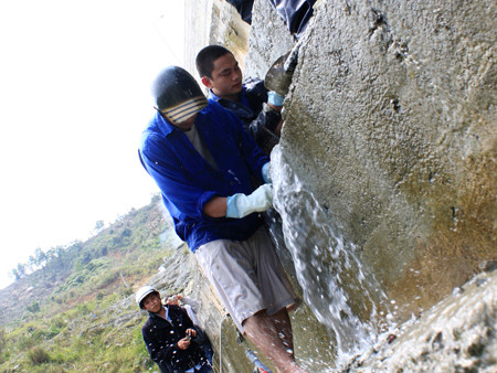 Đập thủy điện rỉ nước, hơn 40.000 người hoảng sợ