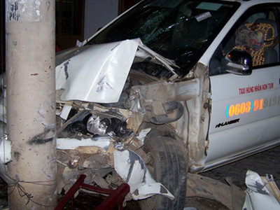 Taxi 'điên' lao lên vỉa hè, đâm hai người bị thương