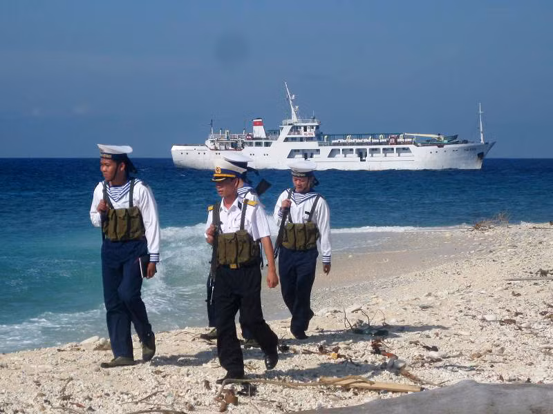 Tuần tra trên đảo Trường Sa Lớn